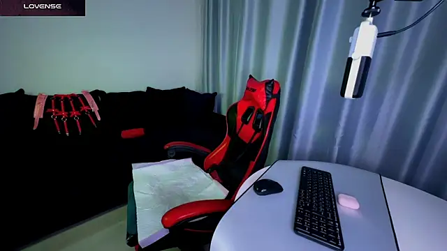 Snapshot of DivineBite chatting on 02-19-25, 09:25 DivineBite online show from 02-19-25, 09:25