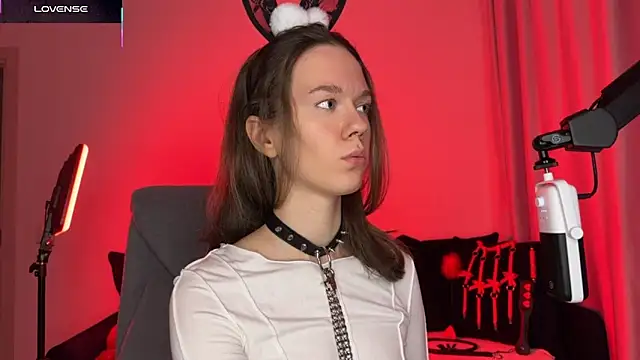 Snapshot of DivineBite chatting on 11-02-25, 03:06 DivineBite online show from 11-02-25, 03:06