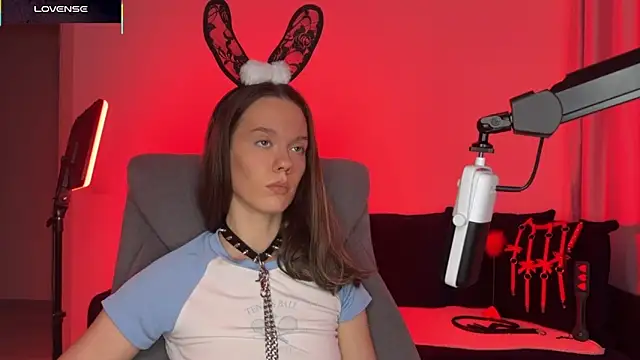 Snapshot of DivineBite chatting on 11-13-25, 03:49 DivineBite online show from 11-13-25, 03:49