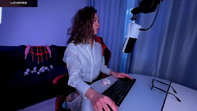 Snapshot of DivineBite chatting on 02-27-25, 01:28 DivineBite online show from 02-27-25, 01:28