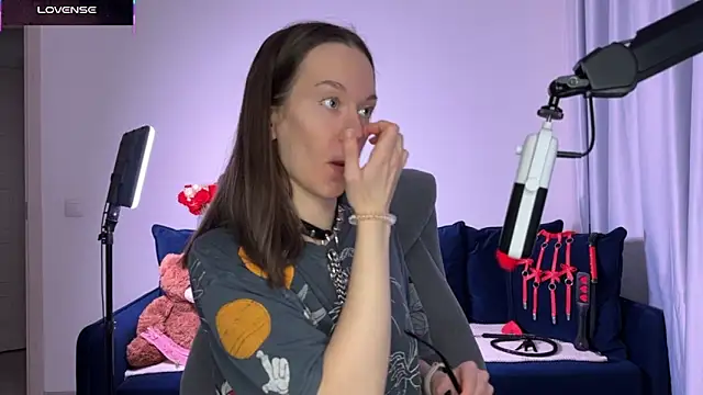 Snapshot of DivineBite chatting on 10-21-25, 05:12 DivineBite online show from 10-21-25, 05:12