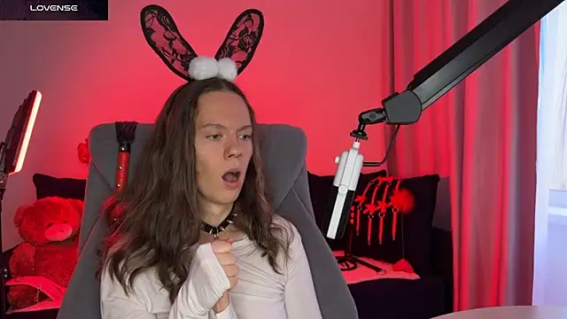 Snapshot of DivineBite chatting on 09-20-25, 01:49 DivineBite online show from 09-20-25, 01:49