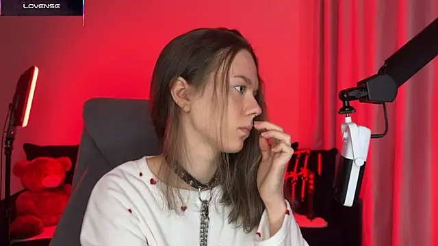 Snapshot of DivineBite chatting on 11-01-25, 03:28 DivineBite online show from 11-01-25, 03:28