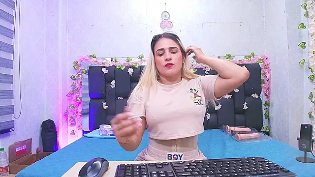  carolina fox online show from 09-18-25, 03:09