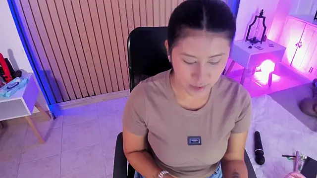 Snapshot of Karlagonzales_ chatting on 06-20-26, 07:19 Karlagonzales online show from 06-20-26, 07:19