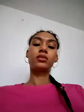 Snapshot of Leaberry chatting on 10-12-25, 09:16 Leaberry online show from 10-12-25, 09:16