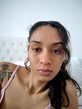 Snapshot of Leaberry chatting on 10-25-25, 05:46 Leaberry online show from 10-25-25, 05:46