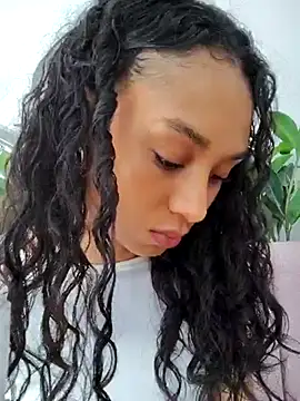 Snapshot of Leaberry chatting on 10-15-25, 08:06 Leaberry online show from 10-15-25, 08:06