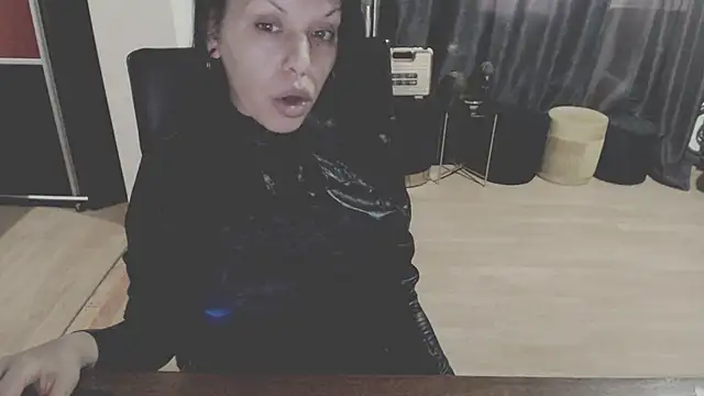 Snapshot of GoldenSasha chatting on 09-27-25, 02:01 GoldenSasha online show from 09-27-25, 02:01