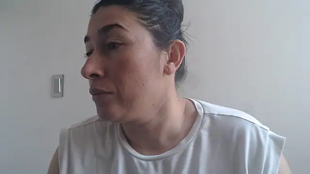Snapshot of andreaisis2 chatting on 05-24-26, 06:52 andreaisis2 online show from 05-24-26, 06:52