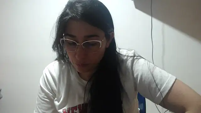 Snapshot of andreaisis2 chatting on 05-19-26, 01:32 andreaisis2 online show from 05-19-26, 01:32