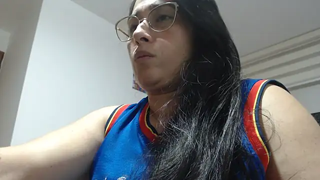 Snapshot of andreaisis2 chatting on 10-23-25, 03:38 andreaisis2 online show from 10-23-25, 03:38
