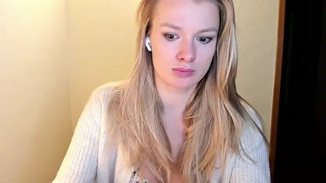 Snapshot of Annloveyou chatting on 12-18-24, 09:18 Annloveyou online show from 12-18-24, 09:18