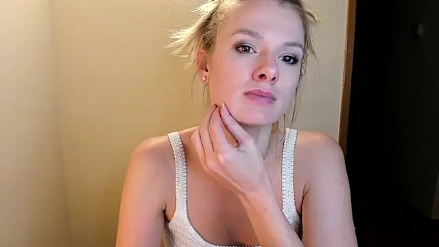 Snapshot of Annloveyou chatting on 01-04-25, 10:24 Annloveyou online show from 01-04-25, 10:24