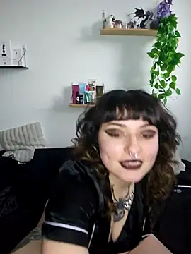 Snapshot of Moxxxie chatting on 10-17-25, 04:53 Moxxxie online show from 10-17-25, 04:53