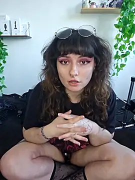 Snapshot of Moxxxie chatting on 09-30-25, 02:56 Moxxxie online show from 09-30-25, 02:56