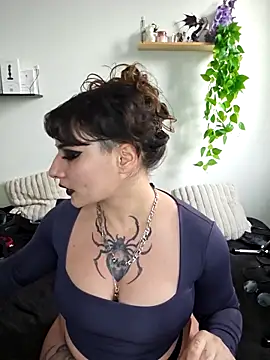 Snapshot of Moxxxie chatting on 10-18-25, 03:03 Moxxxie online show from 10-18-25, 03:03