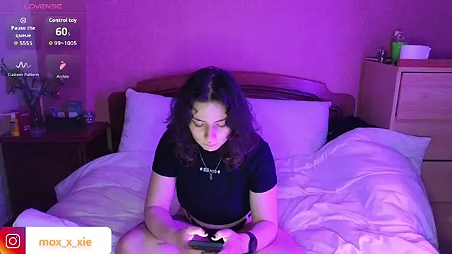 Moxxxie online show from 04-01-26, 04:37