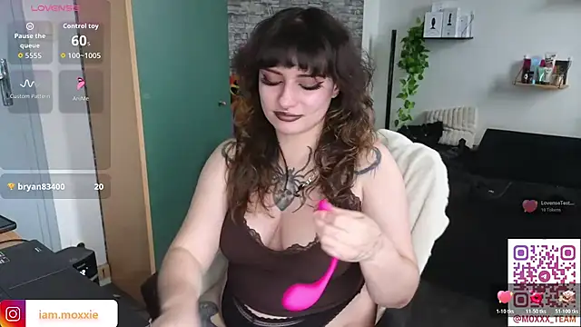 Snapshot of Moxxxie chatting on 10-24-25, 03:55 Moxxxie online show from 10-24-25, 03:55