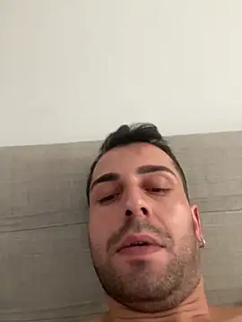 Snapshot of Emre-34 chatting on 11-06-25, 07:01 Emre-34 online show from 11-06-25, 07:01