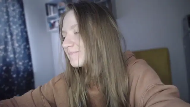 Snapshot of mollytuck chatting on 01-12-25, 10:34 mollytuck online show from 01-12-25, 10:34