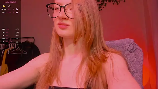 Snapshot of mollytuck chatting on 10-28-25, 03:11 mollytuck online show from 10-28-25, 03:11