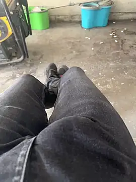 Snapshot of MAHKE12 chatting on 10-10-25, 09:43 MAHKE12 online show from 10-10-25, 09:43