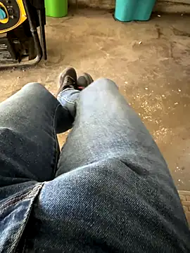 Snapshot of MAHKE12 chatting on 10-13-25, 08:38 MAHKE12 online show from 10-13-25, 08:38