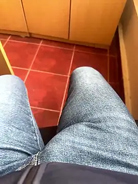 Snapshot of MAHKE12 chatting on 11-11-25, 09:48 MAHKE12 online show from 11-11-25, 09:48