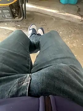 Snapshot of MAHKE12 chatting on 10-23-25, 12:15 MAHKE12 online show from 10-23-25, 12:15