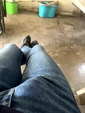 Snapshot of MAHKE12 chatting on 10-15-25, 09:06 MAHKE12 online show from 10-15-25, 09:06