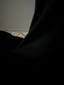 Snapshot of MAHKE12 chatting on 10-31-25, 10:05 MAHKE12 online show from 10-31-25, 10:05