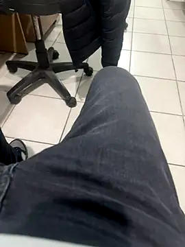 Snapshot of MAHKE12 chatting on 11-24-25, 02:39 MAHKE12 online show from 11-24-25, 02:39