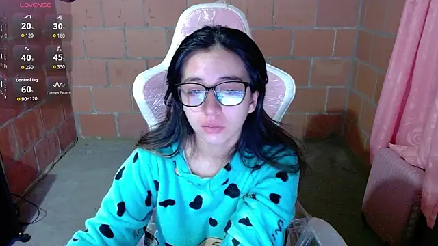 Snapshot of Maggie_Fox3 chatting on 05-17-26, 03:39 Maggie Fox3 online show from 05-17-26, 03:39