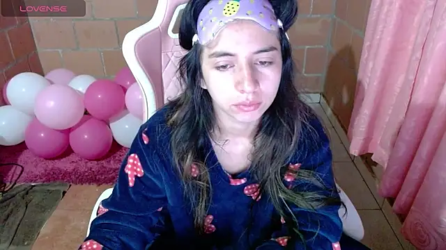 Snapshot of Maggie_Fox3 chatting on 06-14-26, 02:35 Maggie Fox3 online show from 06-14-26, 02:35