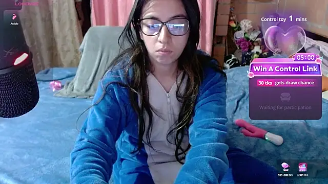 Snapshot of Maggie_Fox3 chatting on 05-01-26, 02:27 Maggie Fox3 online show from 05-01-26, 02:27