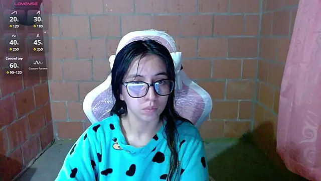 Snapshot of Maggie_Fox3 chatting on 05-13-26, 01:01 Maggie Fox3 online show from 05-13-26, 01:01