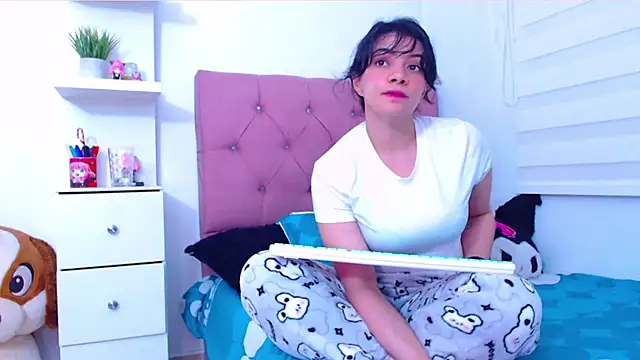 Snapshot of Vannessa__Shy chatting on 09-22-25, 11:33 Vannessa Shy online show from 09-22-25, 11:33