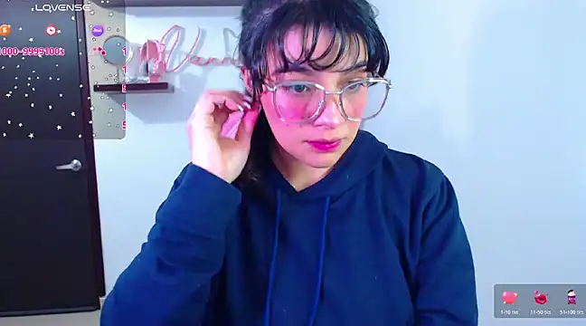 Snapshot of Vannessa__Shy chatting on 02-13-25, 10:00 Vannessa Shy online show from 02-13-25, 10:00