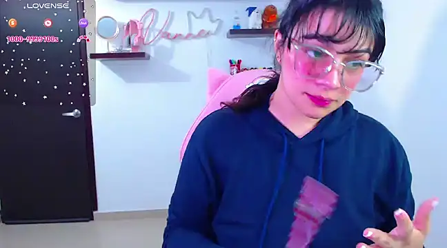 Snapshot of Vannessa__Shy chatting on 02-18-25, 08:58 Vannessa Shy online show from 02-18-25, 08:58
