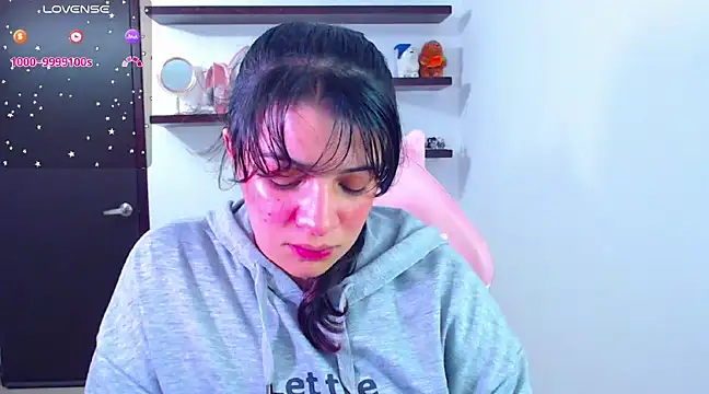 Snapshot of Vannessa__Shy chatting on 02-05-25, 08:14 Vannessa Shy online show from 02-05-25, 08:14