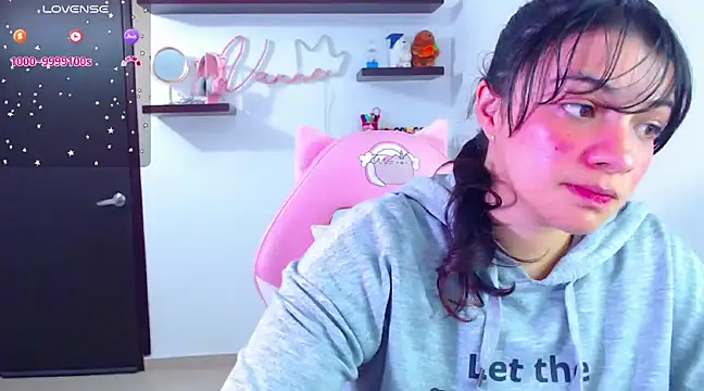 Snapshot of Vannessa__Shy chatting on 02-05-25, 04:25 Vannessa Shy online show from 02-05-25, 04:25