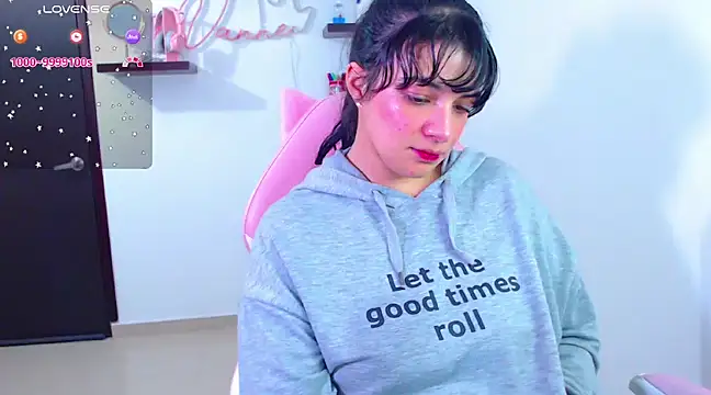 Snapshot of Vannessa__Shy chatting on 02-15-25, 04:12 Vannessa Shy online show from 02-15-25, 04:12