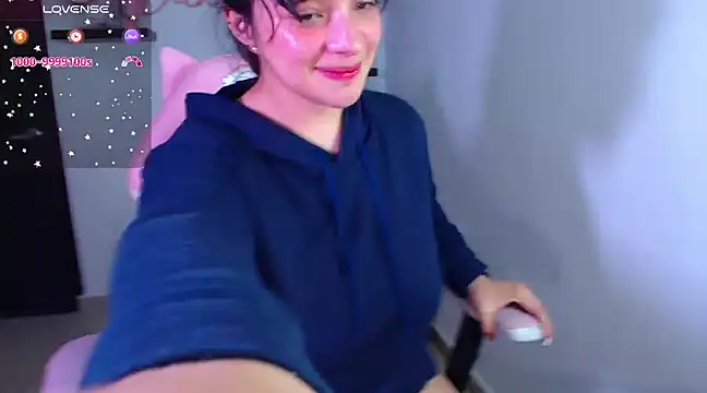 Snapshot of Vannessa__Shy chatting on 02-19-25, 12:03 Vannessa Shy online show from 02-19-25, 12:03