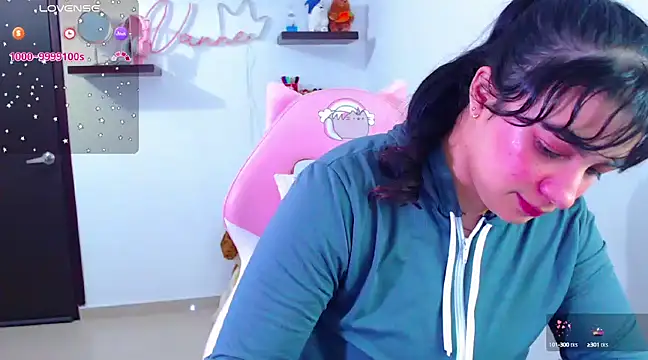 Snapshot of Vannessa__Shy chatting on 02-25-25, 09:37 Vannessa Shy online show from 02-25-25, 09:37