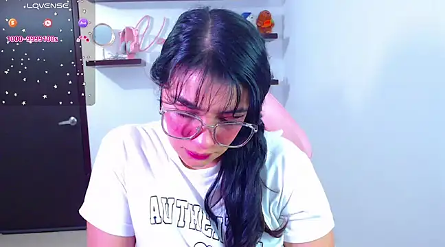 Snapshot of Vannessa__Shy chatting on 02-07-25, 08:10 Vannessa Shy online show from 02-07-25, 08:10