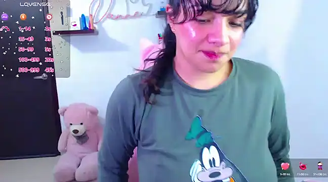 Snapshot of Vannessa__Shy chatting on 03-04-25, 11:00 Vannessa Shy online show from 03-04-25, 11:00