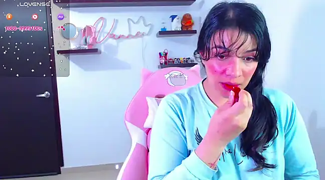 Snapshot of Vannessa__Shy chatting on 02-06-25, 10:53 Vannessa Shy online show from 02-06-25, 10:53