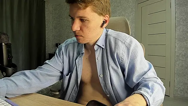 Snapshot of Bananas_dick chatting on 06-25-26, 12:10 Bananas dick online show from 06-25-26, 12:10