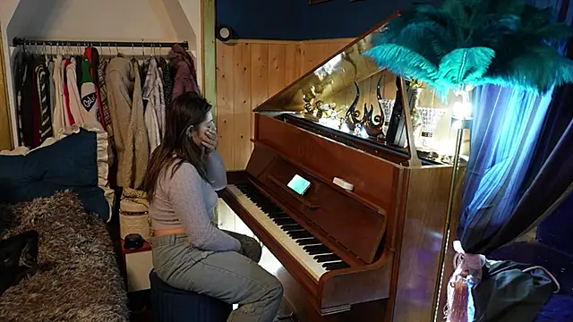 VanessaDoyle online show from 10-16-25, 04:37